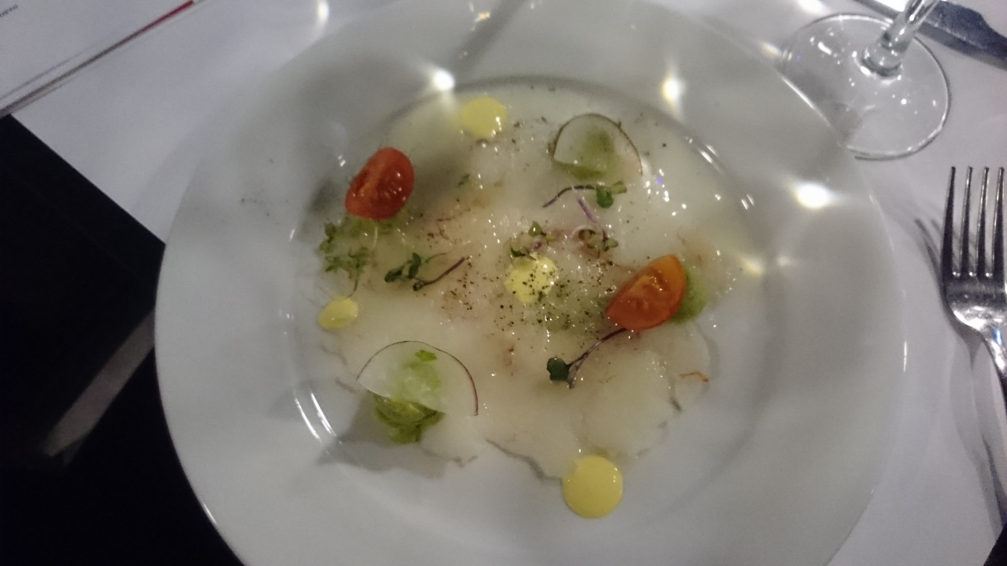 Carpaccio de gambas marinado con los vinos blancos de Covigran Excellens y Protos