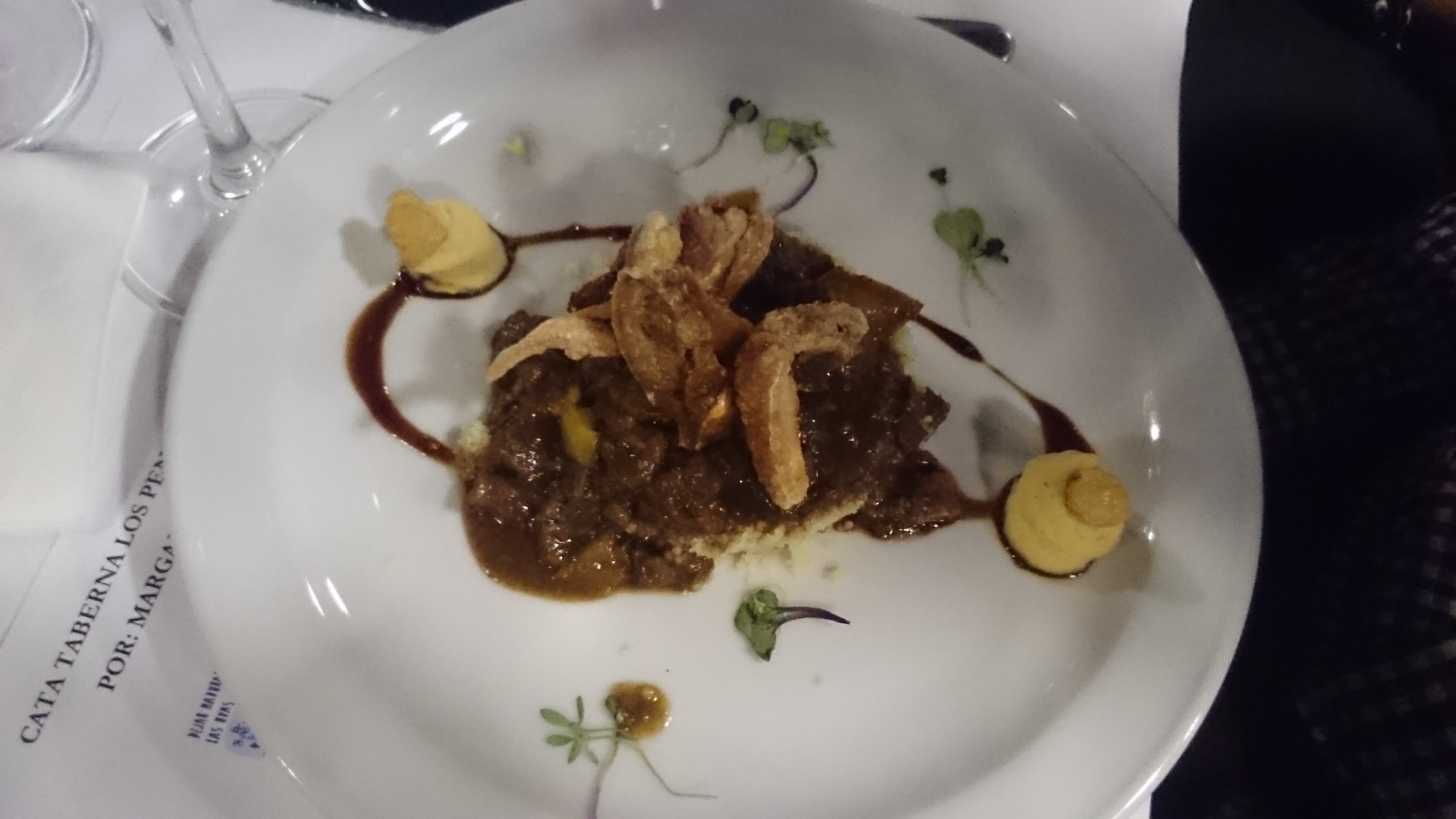 Carrilada de ibéricos marinada con los vinos de Covigran Marqués de Cáceres, Conde de San Cristóbal y Enate Tapas