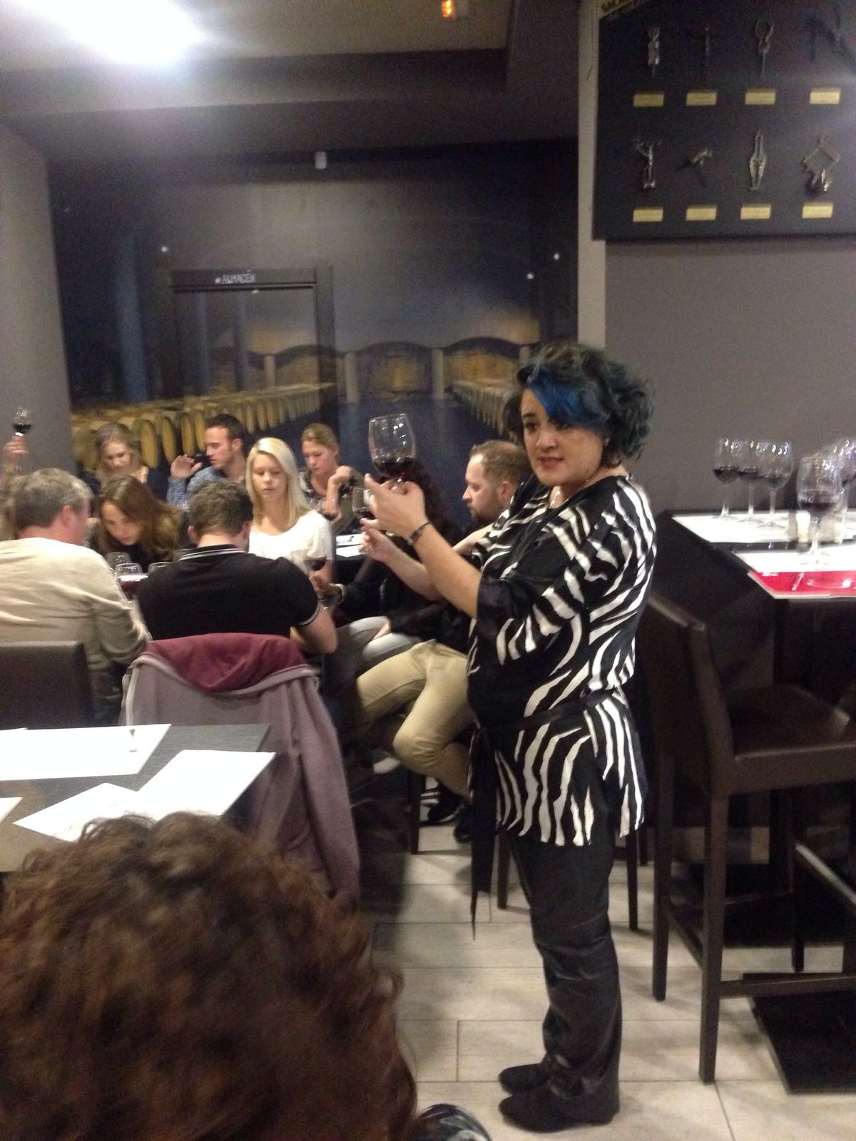 Enóloga Marga Lozano colaboradora de Vinos Covigran dando notas de cata