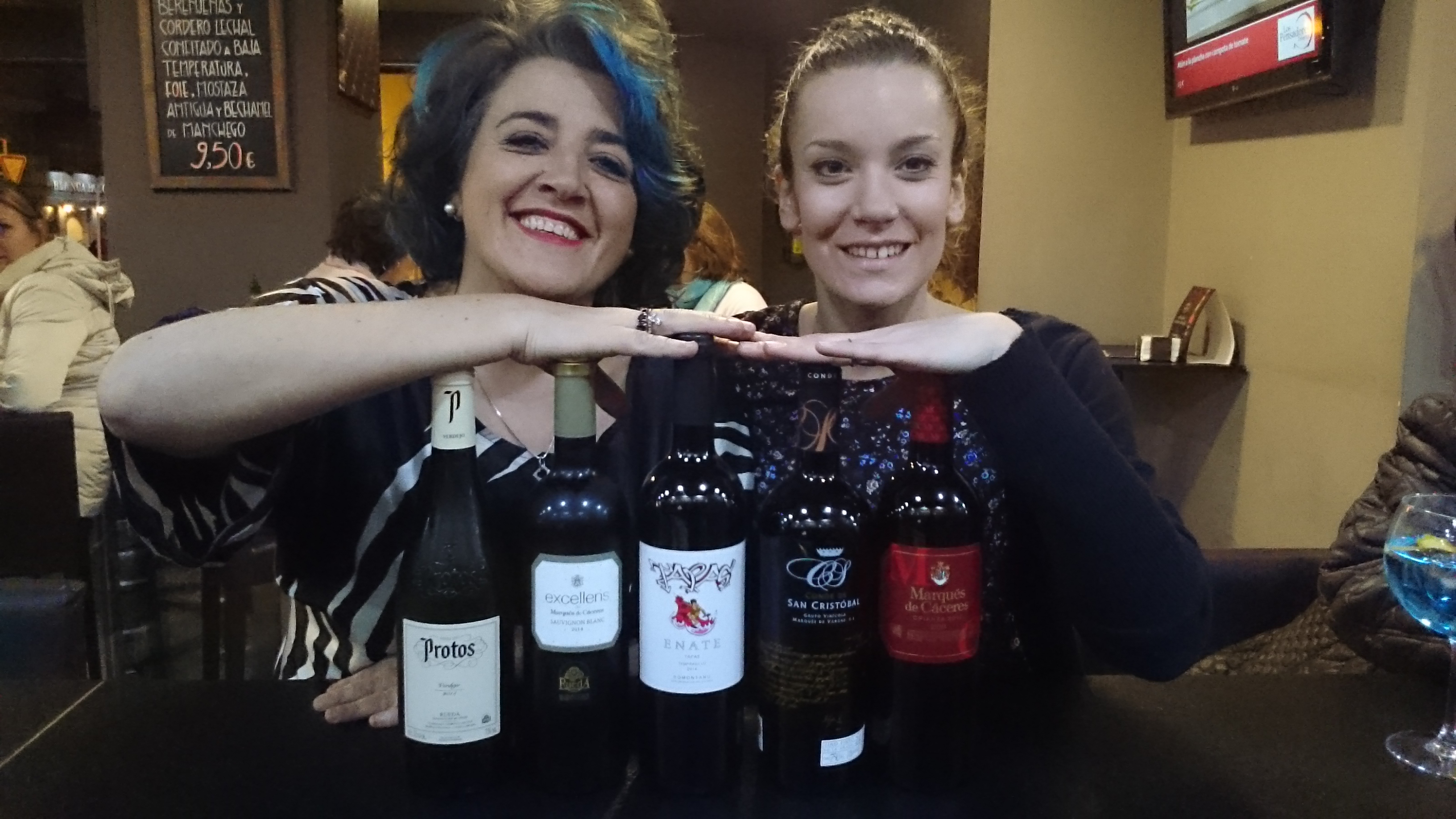 Enóloga Marga Lozano con los vinos de Covigran en Los Pensadores